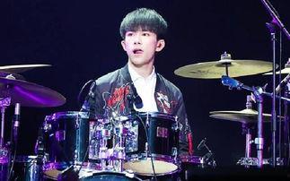 易烊千玺架子鼓照片,鼓动青春，音符飞扬